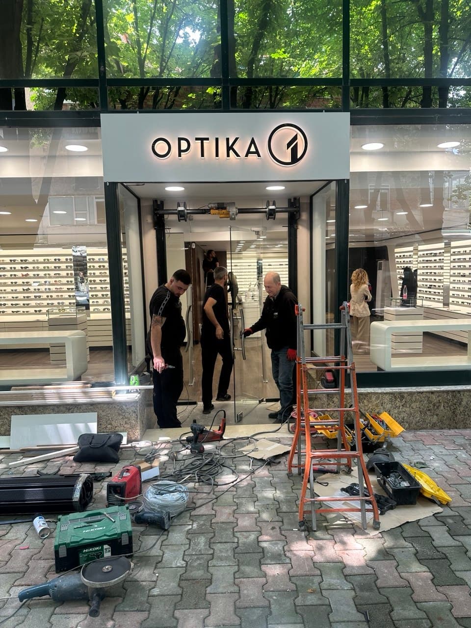 Optika 1 — ambient komercial